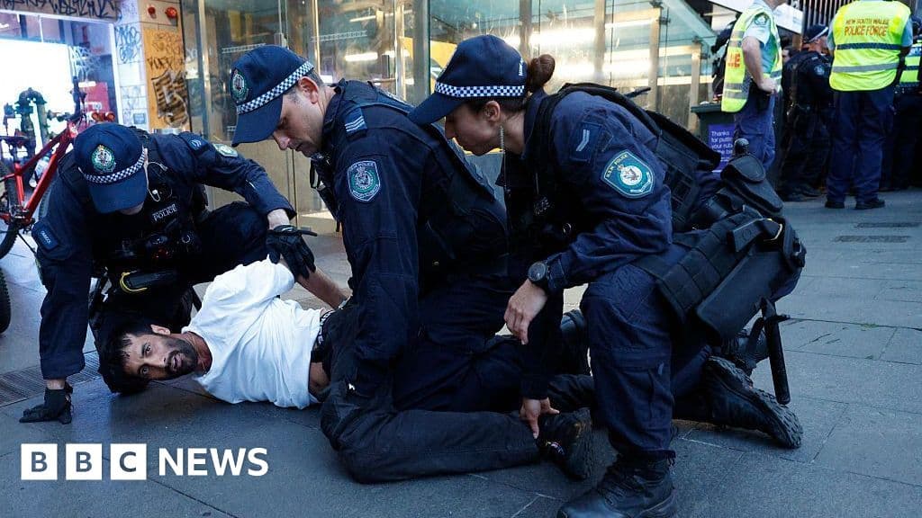 Sydney besieged: Police Defend Tactics as Herzog Visit Sparks Riot