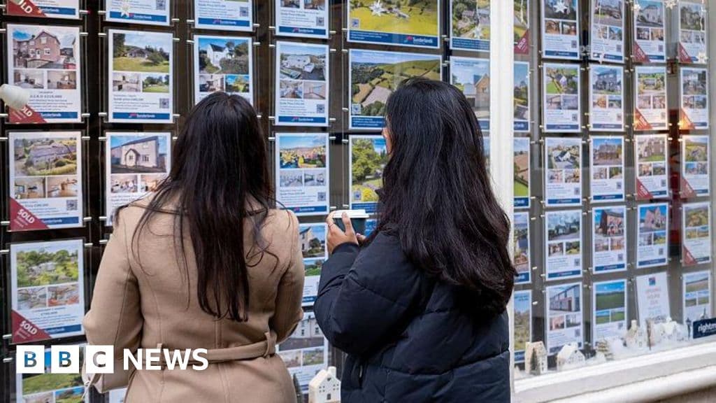 UK House Prices Breach £300,000 Barrier for First Time