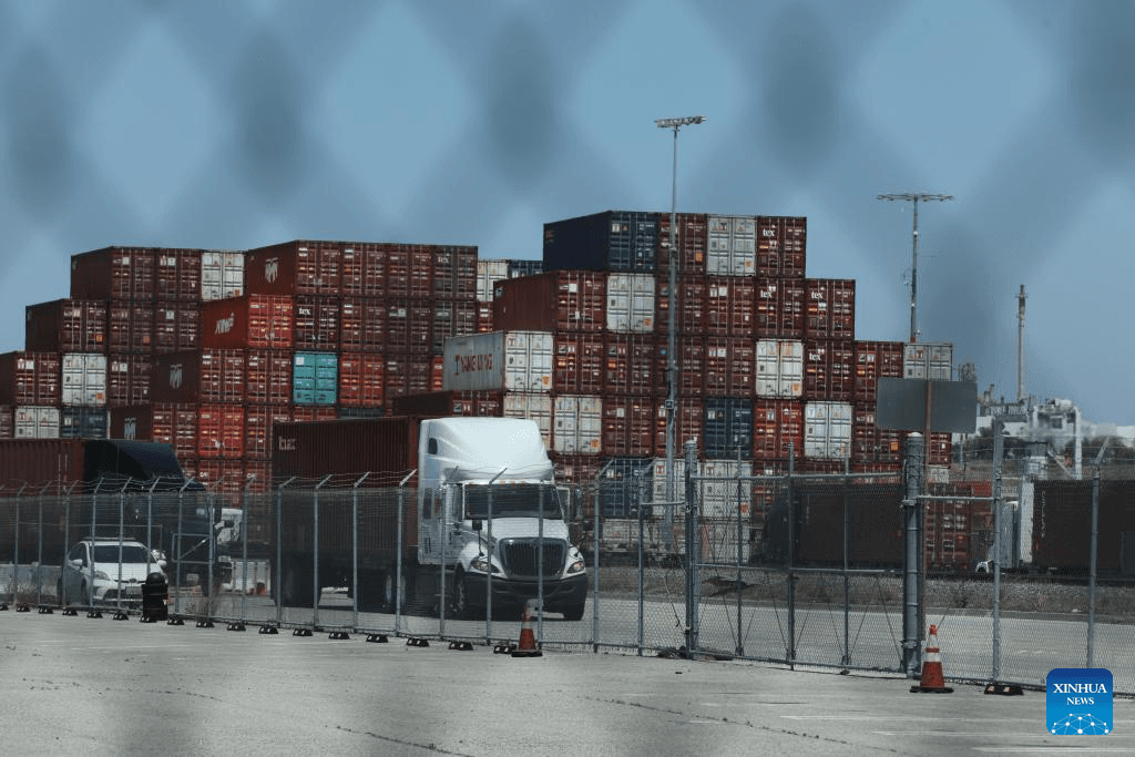 California Revokes 17,000 Truck Licences Amid Federal Pressure