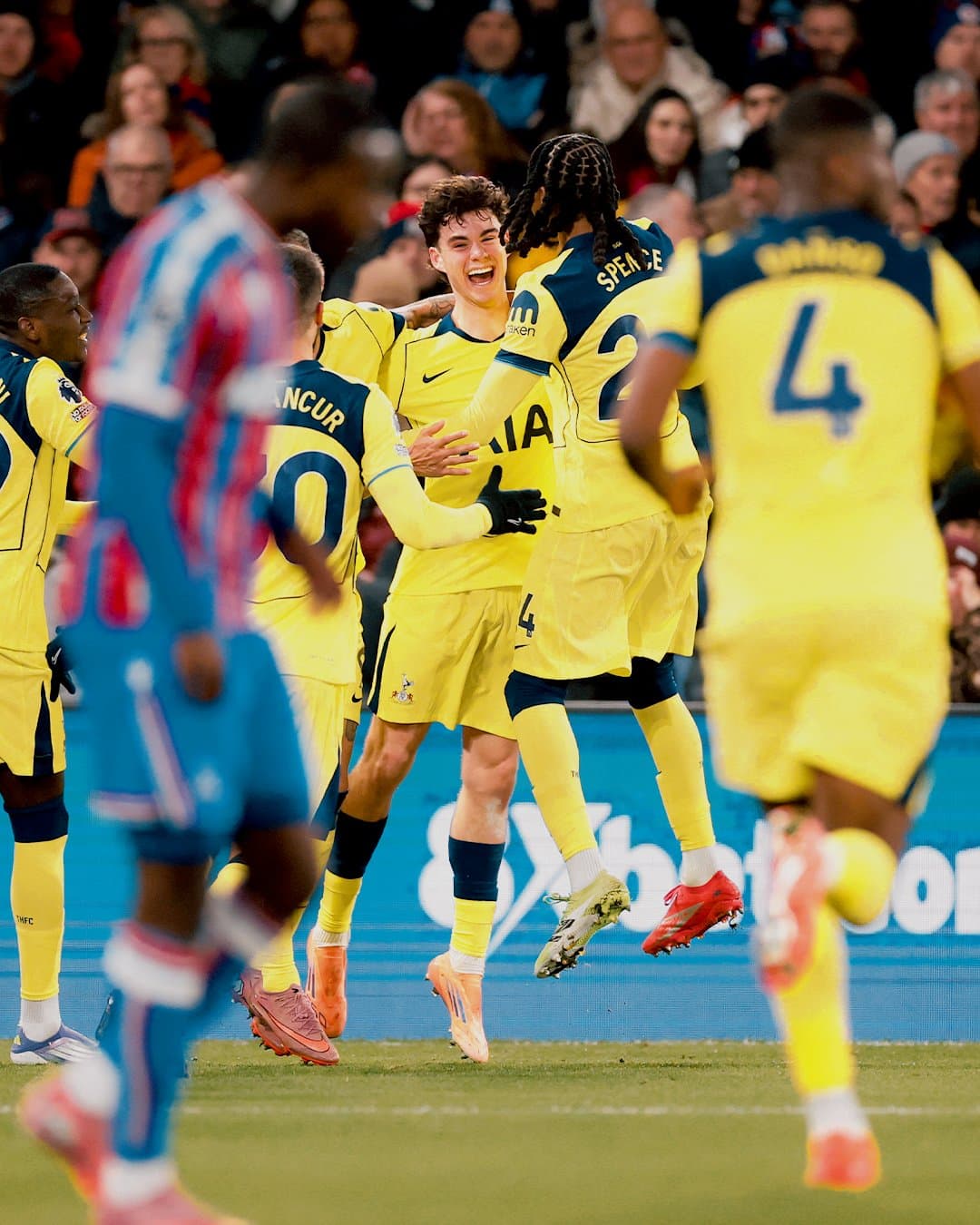 Teenager Gray Strikes to End Spurs' Losing Streak at Palace
