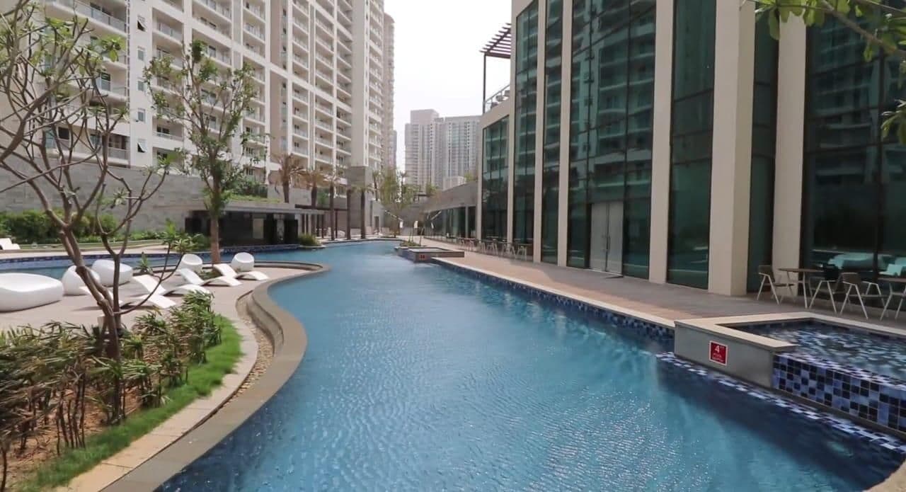 A Resort Lifestyle: How Skyrise's Pool, Gym & Clubhouse Drive Real Investment Value