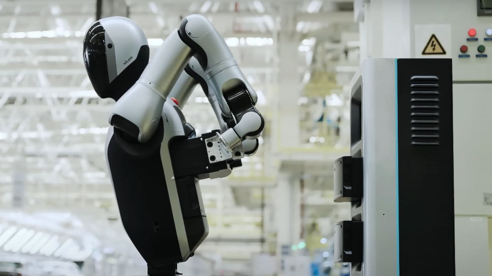 Humanoid Robot Runs 24/7 by Swapping Its Own Batteries