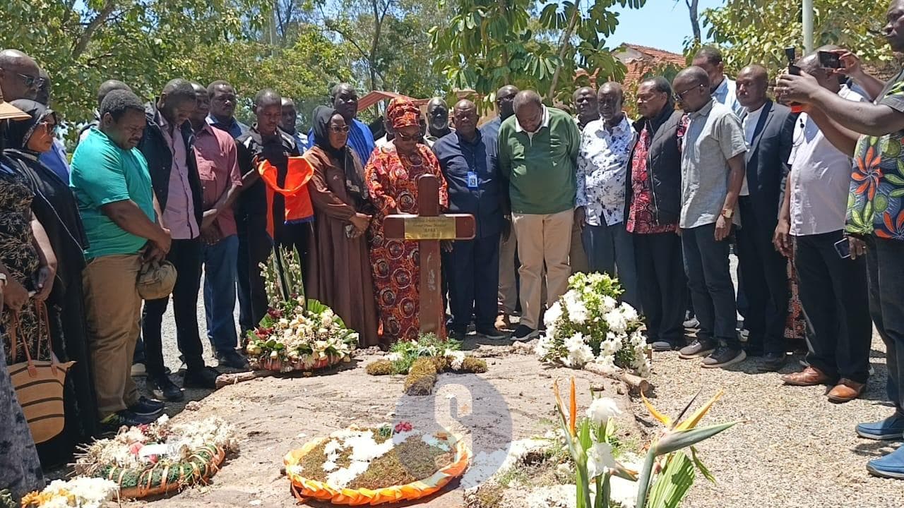 Uhuru Visits Raila's Grave Day After Burial Amidst Mashujaa Day Tributes