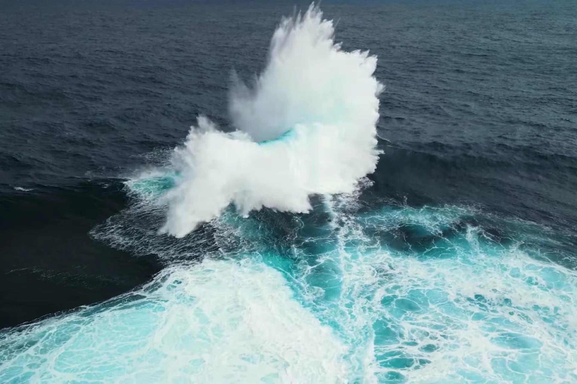 Australian Crew Films Impossible Ocean ‘Glitch’