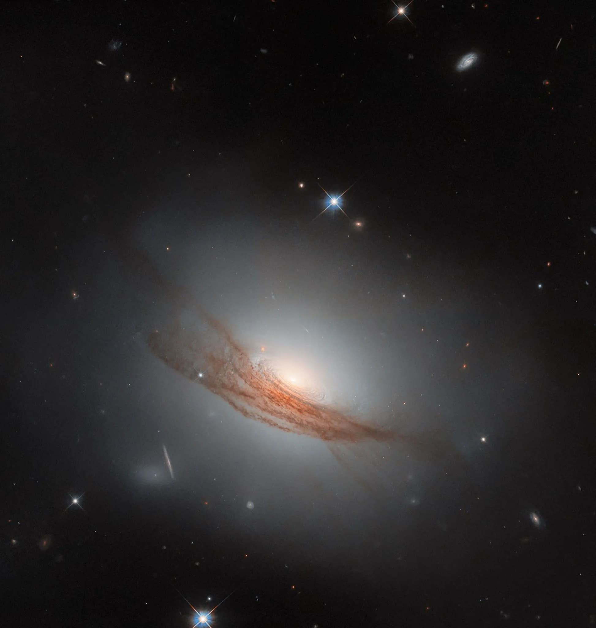 Cosmic Hybrid: Hubble Captures Stunning "Lens-Shaped" Galaxy