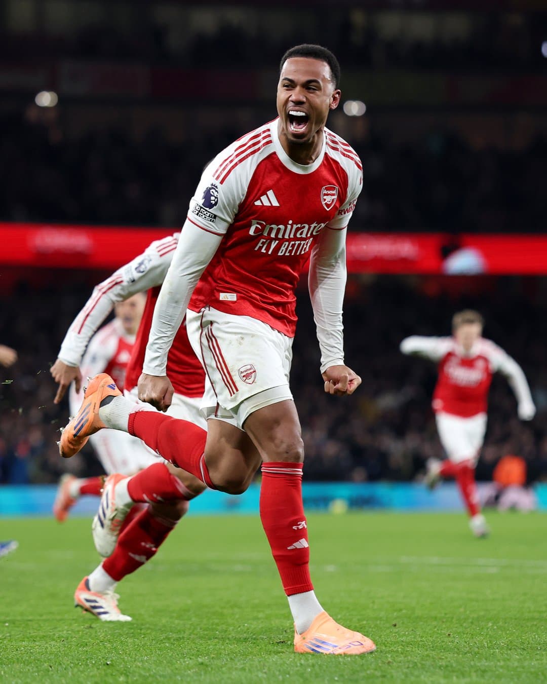 Gunners Riot: Arsenal Crushes Villa to Ring in New Year on Top